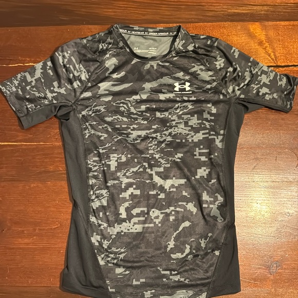 Tight under armour workout shirt - Picture 1 of 1